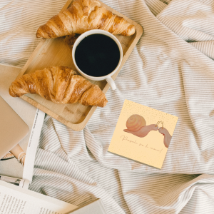 Sweet Notes kartica "Hiška" z ročno narisanim motivom polžkov in napisom "Preseli se k meni!".