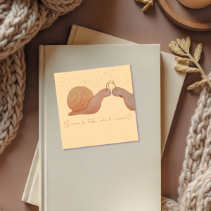 Sweet Notes kartica "Poreden polžek" z ročno narisanim motivom polžkov in napisom "Greva k tebi ali k meni?".