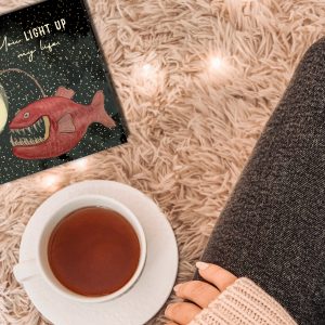 Sweet Notes kartica "Svetlejši dnevi" z ročno narisanim motivom ribe z lučko in napisom "S teboj so moji dnevi svetlejši.".