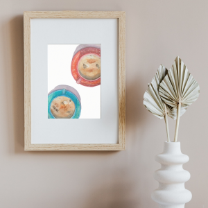 Art print akvarelne slike z rdečo in modro skodelico kave. Slika v okvirju na steni.